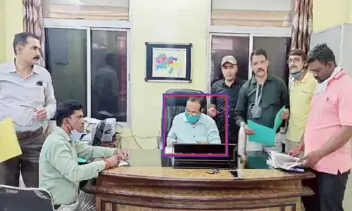 जनपद पंचायत CEO को 10 हजार की रिश्वत लेते जबलपुर लोकायुक्त ने दबोचा, विभागीय जांच समाप्त करने के एवज में मांगे थे 20 हजार