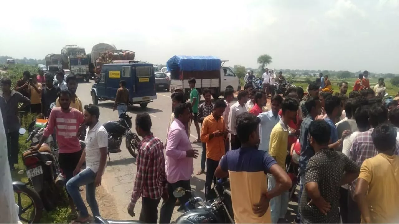 Rewa News : बिजली सुधार कर रहें मैकेनिक की करंट से मौत, आक्रोशित परिजनों ने हाईवें में लगाया जाम