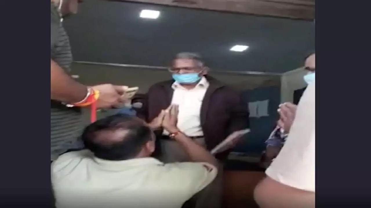 Indore News: देर से पहुंची पुलिस, डाक्टर गये घर, मृतक बेटे का पीएम करने गिड़गिड़ाता रहा पिता, 6 घंटे बाद हुआ पीएम
