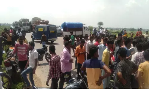 Rewa News : बिजली सुधार कर रहें मैकेनिक की करंट से मौत, आक्रोशित परिजनों ने हाईवें में लगाया जाम Rewa News : बिजली सुधार कर रहें मैकेनिक की करंट से मौत, आक्रोशित परिजनों ने हाईवें में लगाया जाम