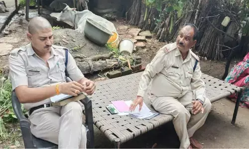 Satna News : अधेड़ ने फांसी लगाकर की आत्महत्या, कारणो की जांच कर रही पुलिस Satna News : अधेड़ ने फांसी लगाकर की आत्महत्या, कारणो की जांच कर रही पुलिस