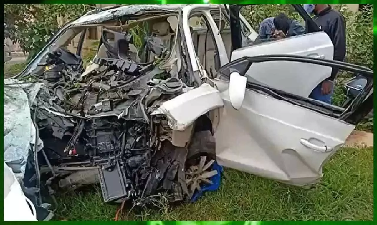बिजली के खंभे से टकराने के बाद तेज रफ्तार Audi Car के परखच्चे उड़े, विधायक के बेटे-बहू समेत 7 की मौत