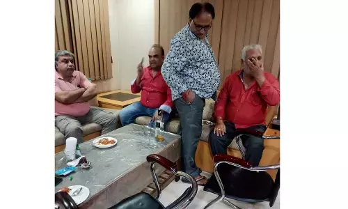 Satna News : कॉलोनाइजर के घर में लग रहा था दांव, पुलिस ने मारी रेड, लाखो रूपये जब्त, 5 गिरफ्तार