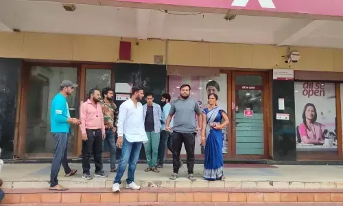 Rewa News : बैंक में रुपये मांगने पर ग्राहक को मिले लात-घूंसे, Axis Bank स्टाफ ने बेटा से मारपीट कर मां से की बदसलूकी Rewa News : बैंक में रुपये मांगने पर ग्राहक को मिले लात-घूंसे, Axis Bank स्टाफ ने बेटा से मारपीट कर मां से की बदसलूकी