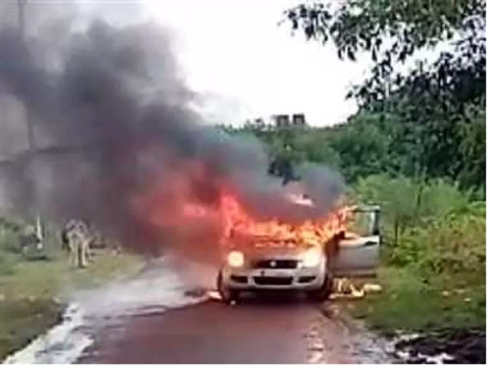धू-धू कर जलती रही कार, वीडियो बनाने में मस्त रहे लोग, बाद में देखा तो मिली अधजली लाश