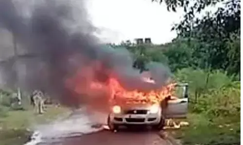 धू-धू कर जलती रही कार, वीडियो बनाने में मस्त रहे लोग, बाद में देखा तो मिली अधजली लाश धू-धू कर जलती रही कार, वीडियो बनाने में मस्त रहे लोग, बाद में देखा तो मिली अधजली लाश