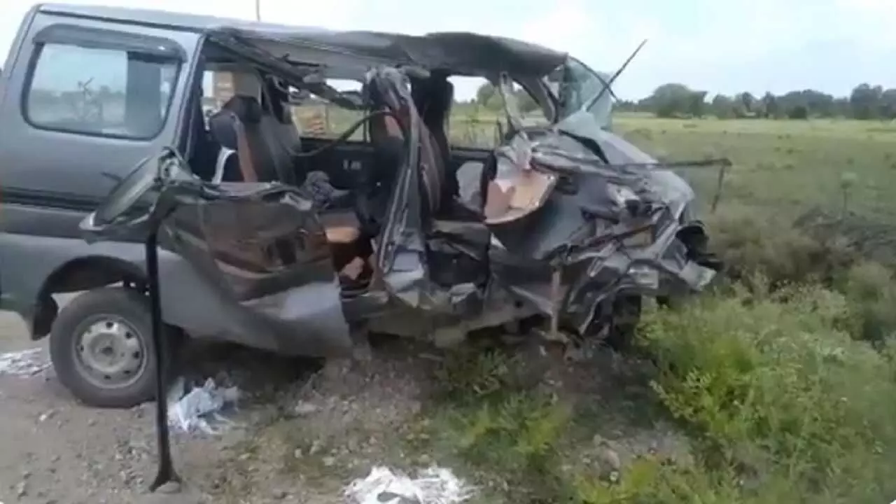 Chhatarpur News A horrific road accident in NH-39, dead body removed from cutter, two injured admitted