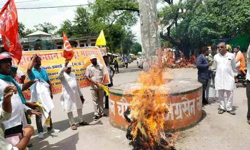Protest against brutality with farmers in Rewa, rally taken out, burnt effigy of Haryana CM