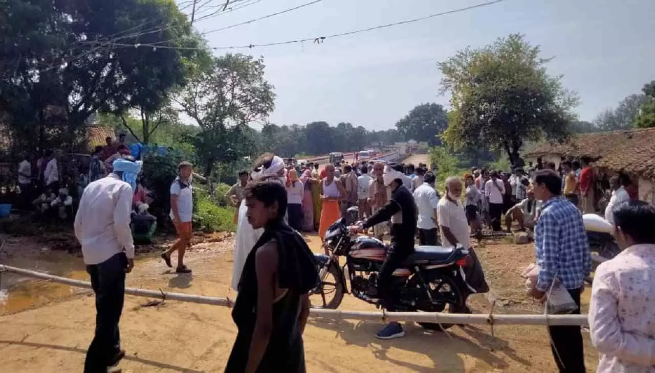 रीवा में अधेड़ की हत्या, बीहर नदी के किनारे मिला शव, कार्रवाई की मांग को लेकर सड़क पर बैठे परिजन