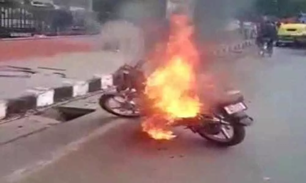 Bhopal News collision between car and bike, first a fight, later bike was set on fire Bhopal News collision between car and bike, first a fight, later bike was set on fire