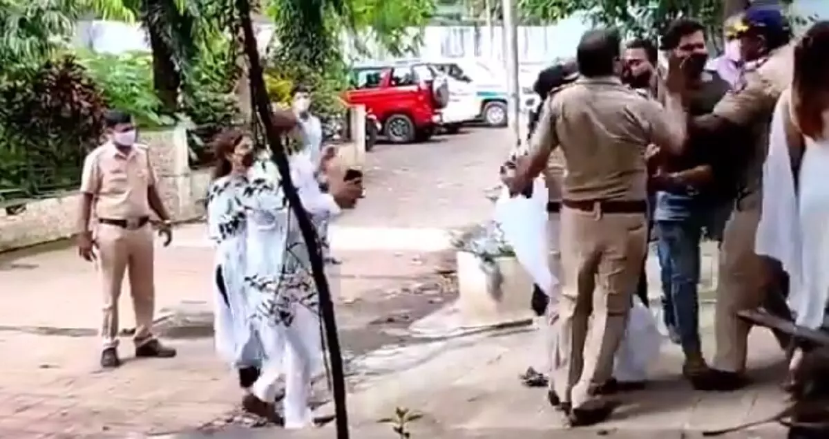 Siddharth Shukla के अंतिम दर्शन के दौरान संभावना सेठ व पति अविनाश द्विवेदी की पुलिस से झूमाझटकी, देखें वीडियो