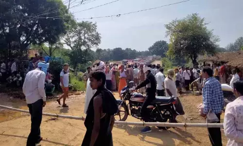 रीवा में अधेड़ की हत्या, बीहर नदी के किनारे मिला शव, कार्रवाई की मांग को लेकर सड़क पर बैठे परिजन