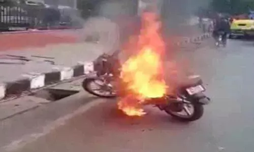 Bhopal News collision between car and bike, first a fight, later bike was set on fire