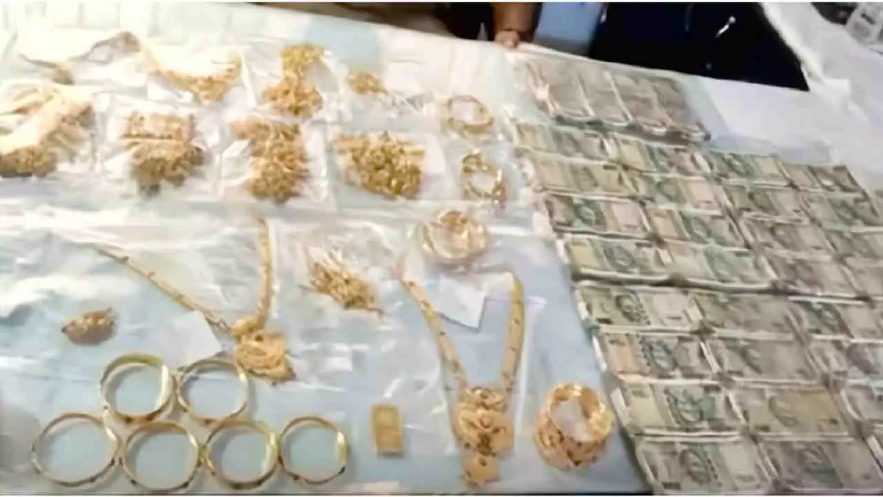 MP News 9 lakh rupees and 1.5 kg gold ornaments removed from car seat, police shocked