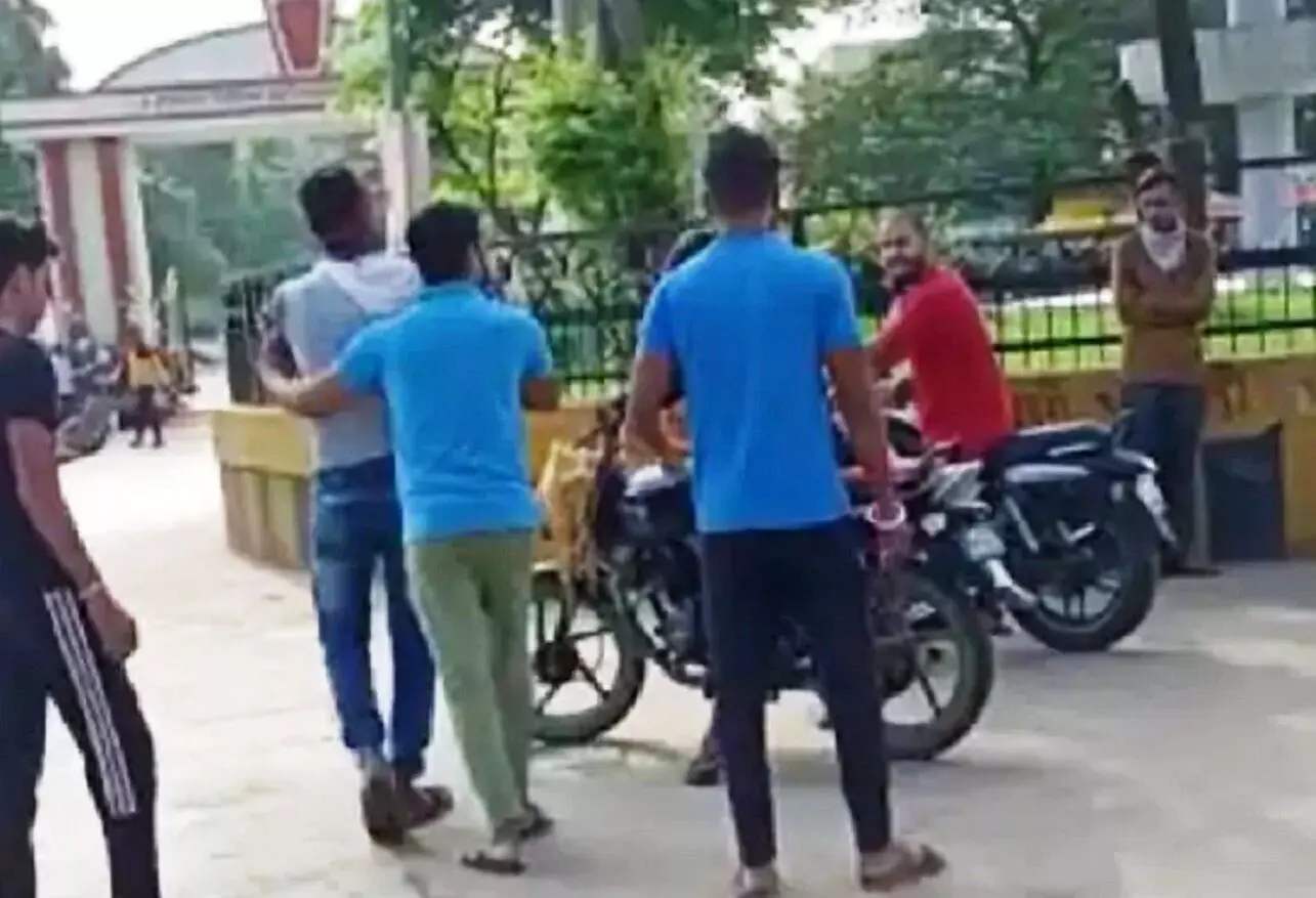 रीवा में गुंडागर्दी: बाइक से टक्कर के बाद युवक की घंटे भर पिटाई की, वीडियो वायरल होने के बाद हरकत में आई पुलिस, 4 गिरफ्तार