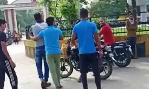 रीवा में गुंडागर्दी: बाइक से टक्कर के बाद युवक की घंटे भर पिटाई की, वीडियो वायरल होने के बाद हरकत में आई पुलिस, 4 गिरफ्तार