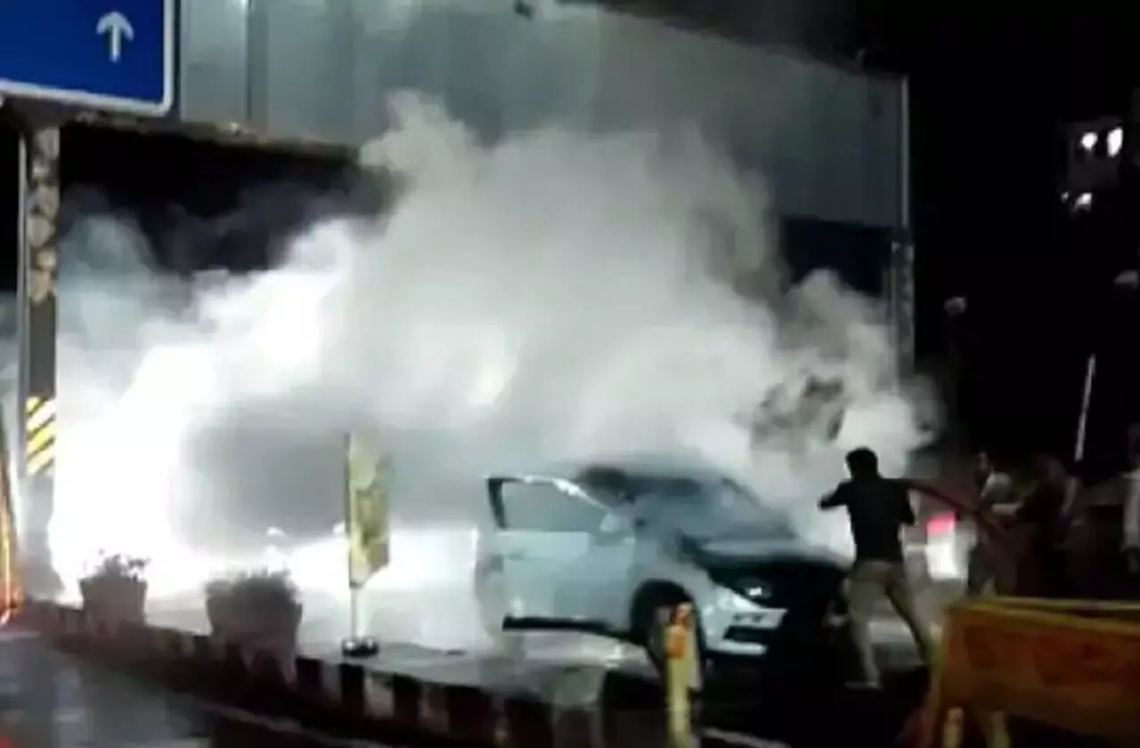 चलते-चलते कार में भड़की आग, सॉफ्टवेयर इंजीनियर ने सूझबूझ से खुद और परिवार की जान बचाई, इंजन जलकर खाक हुआ चलते-चलते कार में भड़की आग, सॉफ्टवेयर इंजीनियर ने सूझबूझ से खुद और परिवार की जान बचाई, इंजन जलकर खाक हुआ