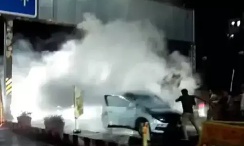 चलते-चलते कार में भड़की आग, सॉफ्टवेयर इंजीनियर ने सूझबूझ से खुद और परिवार की जान बचाई, इंजन जलकर खाक हुआ