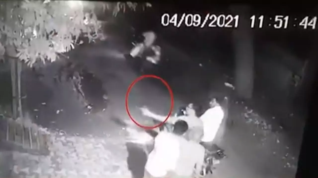 मामूली विवाद पर पड़ोसी के घर में ताबड़तोड़ फायरिंग, CCTV फुटेज सामने आया मामूली विवाद पर पड़ोसी के घर में ताबड़तोड़ फायरिंग, CCTV फुटेज सामने आया