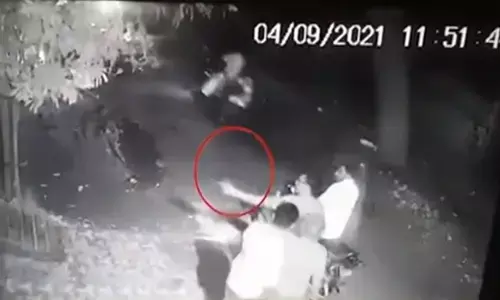 मामूली विवाद पर पड़ोसी के घर में ताबड़तोड़ फायरिंग, CCTV फुटेज सामने आया मामूली विवाद पर पड़ोसी के घर में ताबड़तोड़ फायरिंग, CCTV फुटेज सामने आया