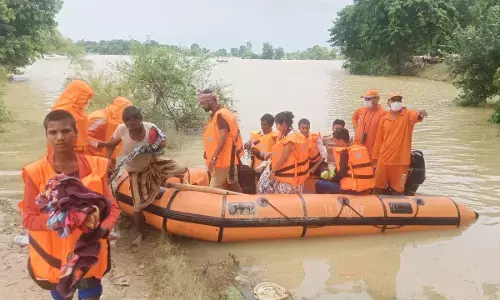 बाढ़ग्रस्त इलाके का दौरा करने गए BJP सांसद को लोगों ने खदेड़ा, बोले- अब क्या करने आए हैं? बाढ़ग्रस्त इलाके का दौरा करने गए BJP सांसद को लोगों ने खदेड़ा, बोले- अब क्या करने आए हैं?