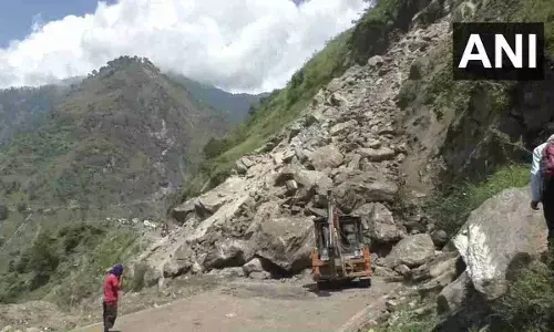 हिमाचल के रामपुर में भड़भड़ाकर गिरा पहाड़, नेशनल हाईवे बंद