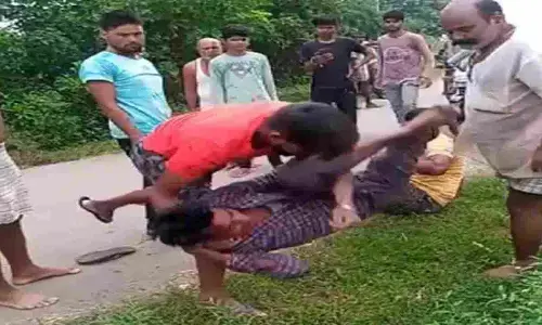 सीधी में युवक के साथ बर्बरता, बाइक की मामूली टक्कर के बाद लोगों ने युवक को जमकर पीटा