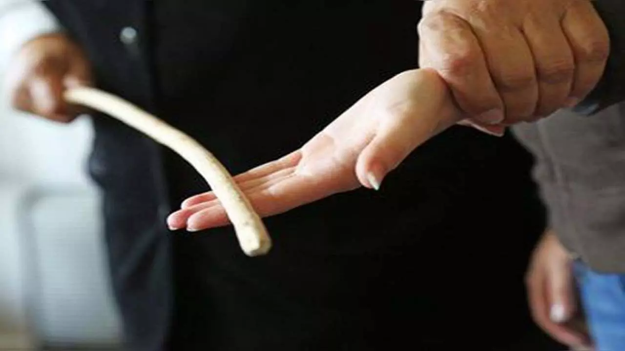 Indore: निर्मोही शिक्षक का अत्याचार, बच्ची का जोर से मरोड़ दिया हाथ, हो गया फ्रैक्चर, थाने पहुंचे परिजन