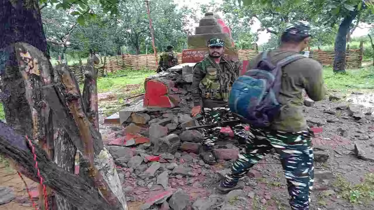 छत्तीसगढ़ के बीजापुर में बारूदी सुरंग में विस्फोट करने वाले 3 नक्सली गिरफ्तार, पुलिस अधिकारियों ने की पुष्टि