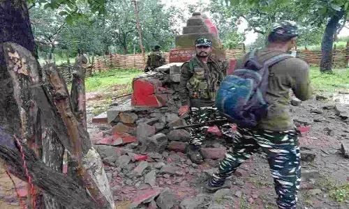 छत्तीसगढ़ के बीजापुर में बारूदी सुरंग में विस्फोट करने वाले 3 नक्सली गिरफ्तार, पुलिस अधिकारियों ने की पुष्टि छत्तीसगढ़ के बीजापुर में बारूदी सुरंग में विस्फोट करने वाले 3 नक्सली गिरफ्तार, पुलिस अधिकारियों ने की पुष्टि