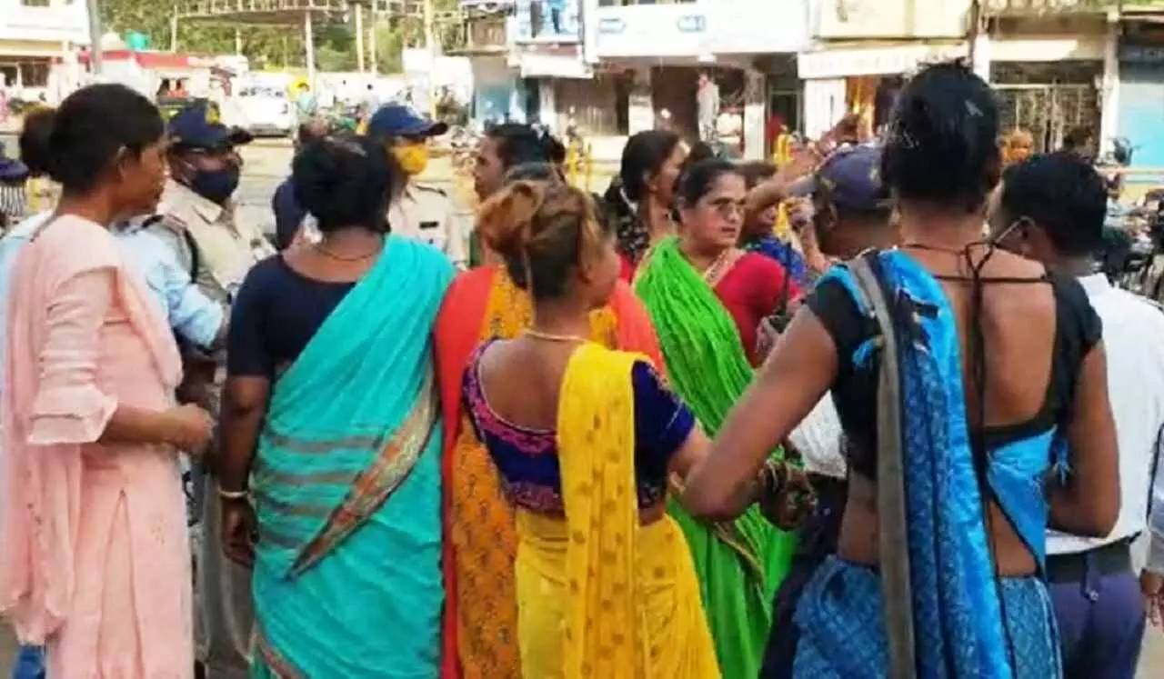 कई गाड़ियों में भरकर शहडोल पहुंचा रीवा के किन्नरों का दल, क्षेत्र विवाद को लेकर SP ऑफिस के सामने चलने लगे लात घूंसे