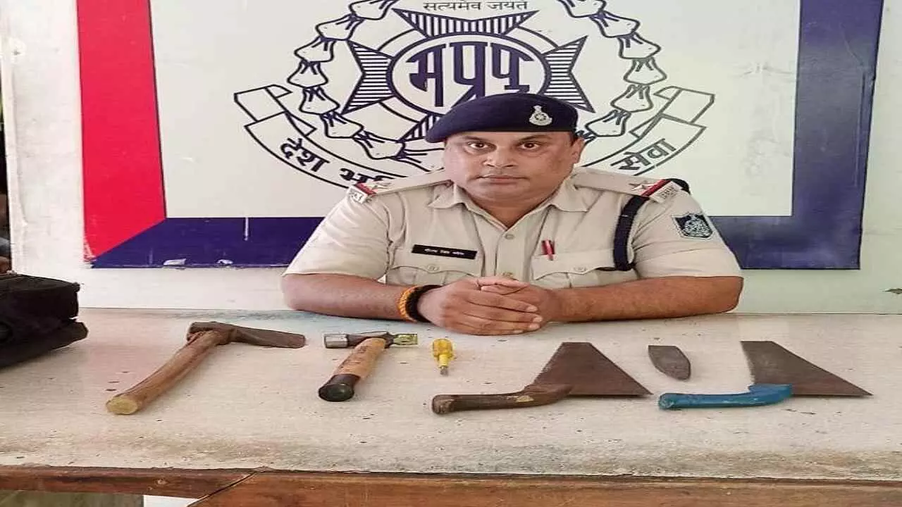 REWA : बैद्य बाबा के बगीचे में चोरों की पुलिस ने की घेराबंदी, किला में चोरी की थी योजना REWA : बैद्य बाबा के बगीचे में चोरों की पुलिस ने की घेराबंदी, किला में चोरी की थी योजना