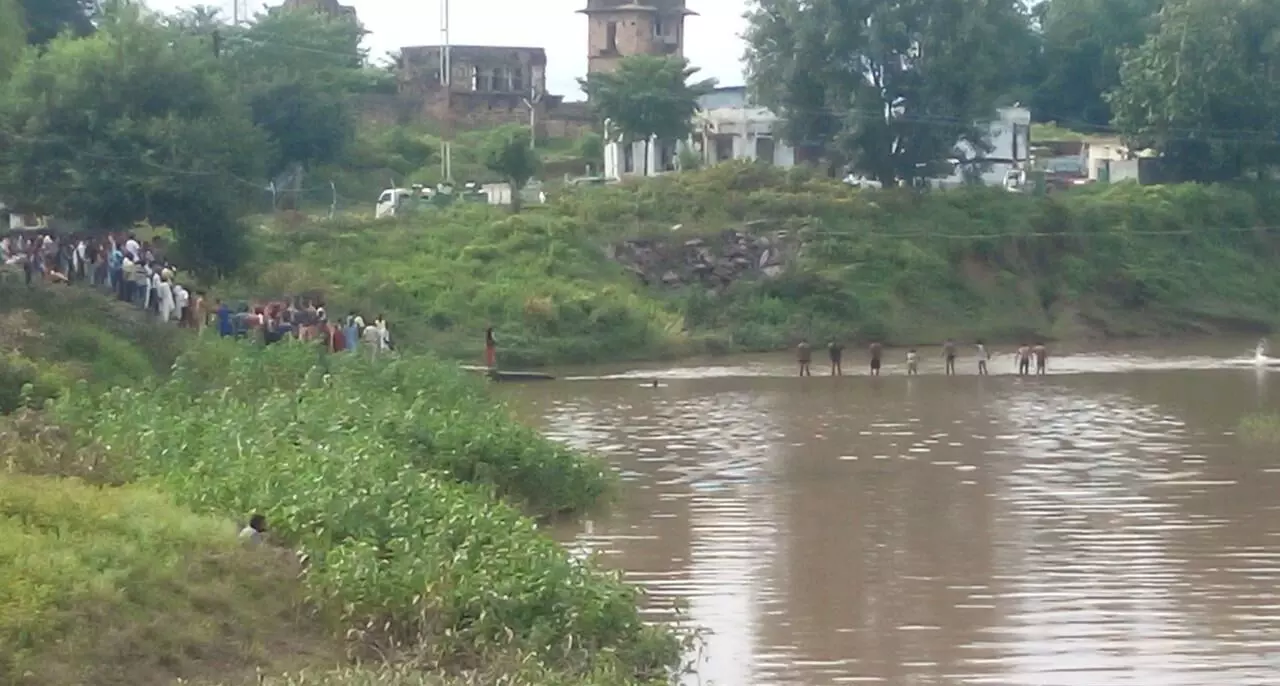 Rewa News : रेड़वा नदी में 17 घंटे बाद मिला दो दोस्तों का शव, गांव में फैला मातम