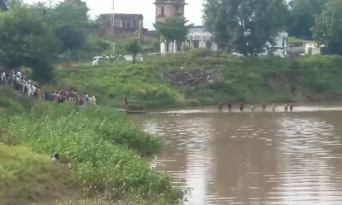 Rewa News : रेड़वा नदी में 17 घंटे बाद मिला दो दोस्तों का शव, गांव में फैला मातम