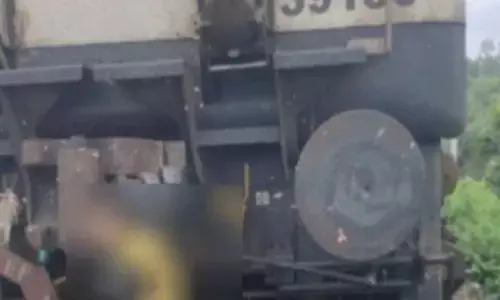 MP के खंडवा में प्रेमी जोड़े के लटकते शव के साथ 4 किलोमीटर तक दौड़ता रहा रेल इंजन