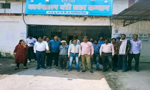 Rewa News : बिजली कार्यालय में आउटसोर्स कर्मचारियों ने कराया सामूहिक मुंडन, आत्मदाह की दी धमकी