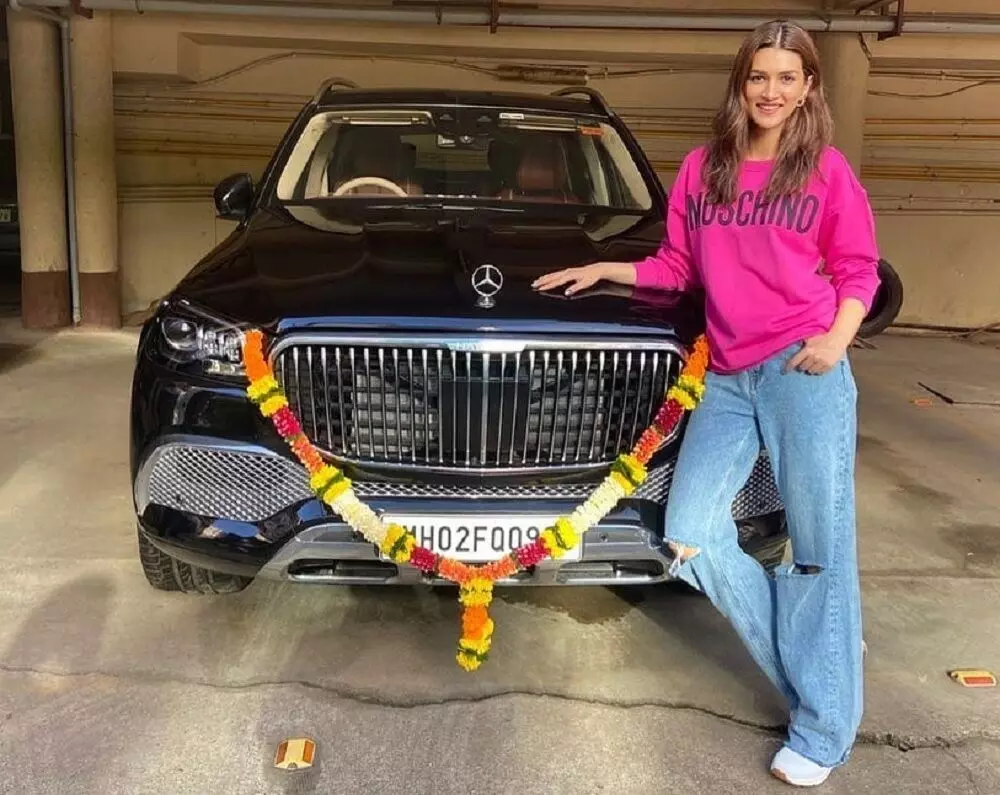 Arjun Kapoor के बाद Kriti Sanon ने खरीदी ऐसी लक्जरी कार जो न ऐश्वर्या के पास है न ही करीना के पास