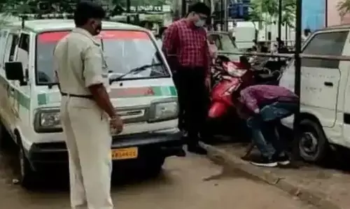 Collector Ka Gussa : अस्पताल में गंदगी देख भड़क गए कलेक्टर, कर्मचारी को थूकते देखा तो उसी के हाथ से साफ करवाया थूक