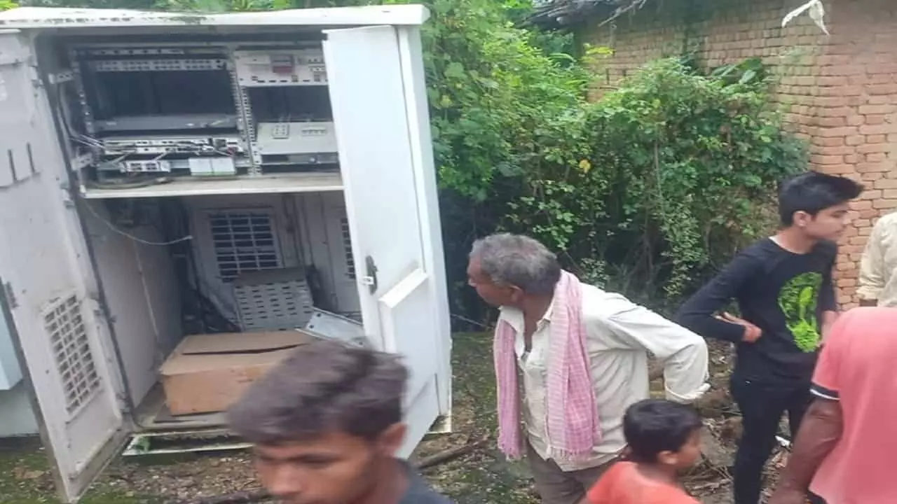 SATNA: मारपीट कर बदमाश लूट ले गए टॉवर में लगी बैटरियां, नाले में पड़ा मिला चौकीदार