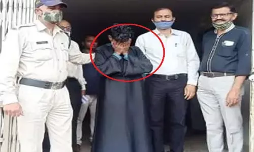 MP के बुरहानपुर में बुर्का पहन कॉलेज में घुसा युवक, पहुंच गया हवालात MP के बुरहानपुर में बुर्का पहन कॉलेज में घुसा युवक, पहुंच गया हवालात