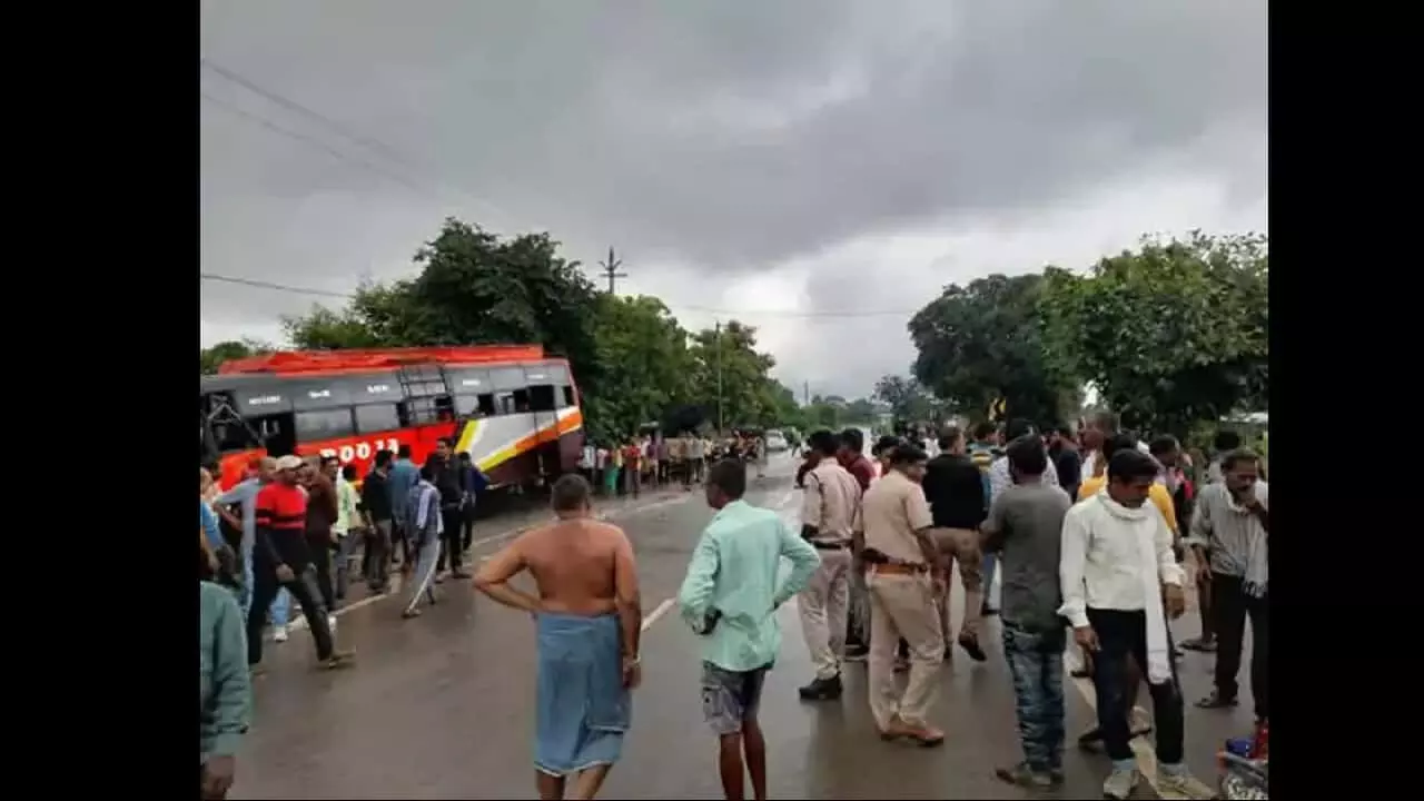 Rewa Bus Accident: सड़क किनारे सवारी उतार रही बस को दूसरी बस ने पीछे से मारी टक्कर, 5 यात्री घायल