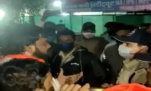 INDORE : पब में फैशन शो के दौरान हंगामा, पीछे के रास्ते से निकाली गईं मॉडल्स, पुलिस ने की कार्रवाई