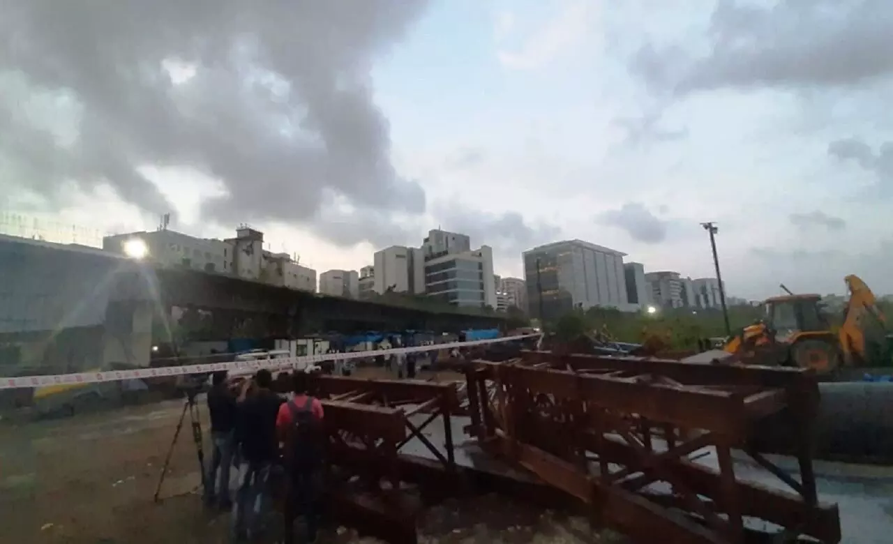 मुंबई के बांद्रा में निर्माणाधीन फ्लाईओवर गिरा, 14 घायल, कई लोगों के दबे होने की आशंका, रेस्क्यू जारी