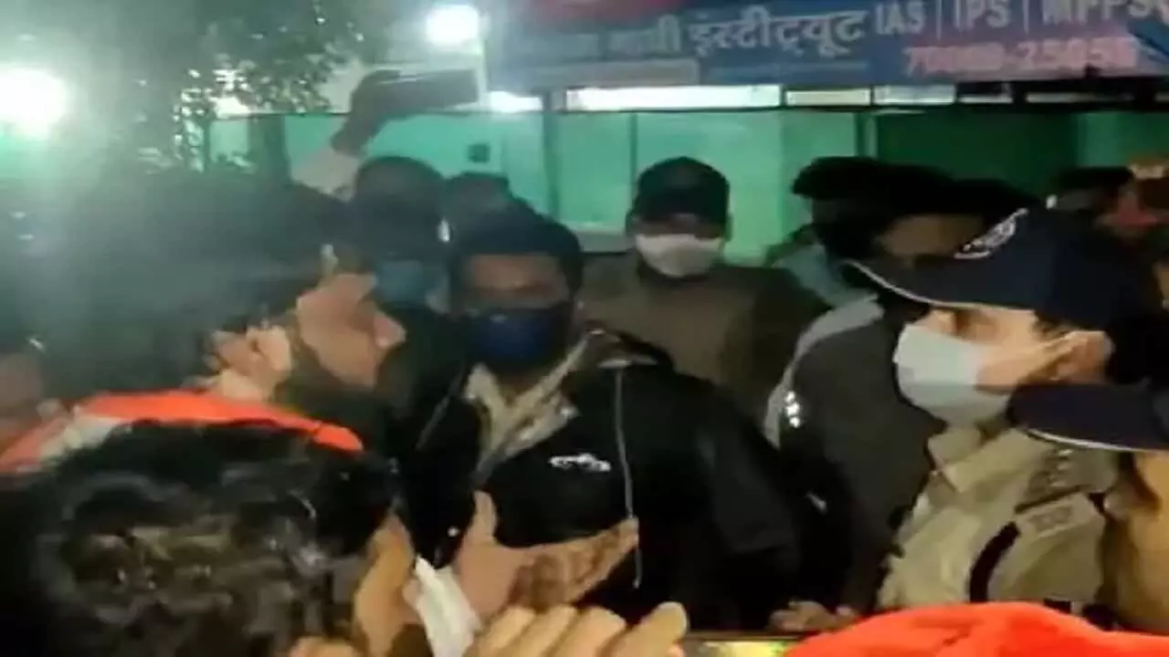 INDORE : पब में फैशन शो के दौरान हंगामा, पीछे के रास्ते से निकाली गईं मॉडल्स, पुलिस ने की कार्रवाई