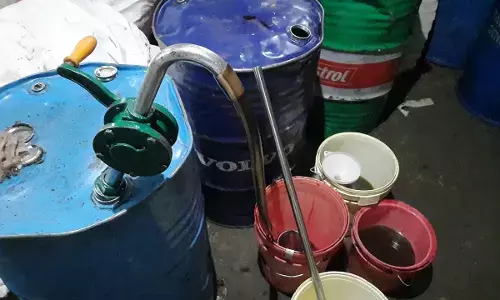 Satna News : नकली इंजन ऑयल बनाने वाली अवैध फैक्ट्री का भंडाफोड़, 20 लाख का ऑयल जब्त, संचालक का पुत्र गिरफ्तार Satna News : नकली इंजन ऑयल बनाने वाली अवैध फैक्ट्री का भंडाफोड़, 20 लाख का ऑयल जब्त, संचालक का पुत्र गिरफ्तार