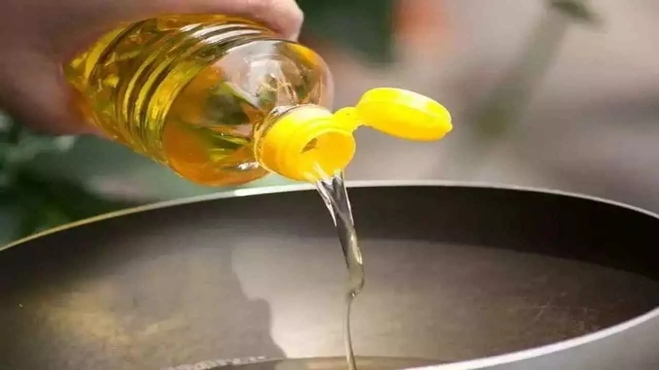 खाद्य तेलों की थोक कीमतों में आई 2.50 प्रतिशत की गिरावट, आम नागरिकों को भी मिलेगी राहत खाद्य तेलों की थोक कीमतों में आई 2.50 प्रतिशत की गिरावट, आम नागरिकों को भी मिलेगी राहत