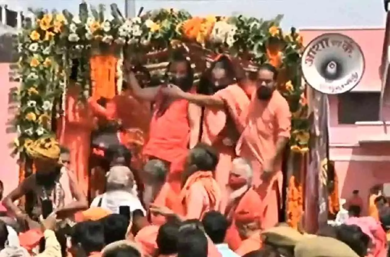 Narendra Giri Maharaj Death: महंत नरेंद्र गिरि की अंतिम यात्रा शुरू, आज होगी भू समाधि