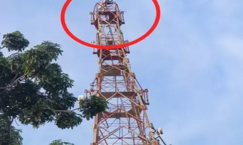 भोपाल में 90 मीटर ऊंचे टॉवर में चढ़ा युवक,TI ने दिखाई दरियादिली, सरकार करेगी पुरस्कृत