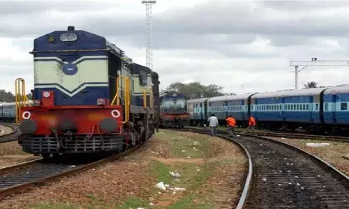 SATNA NEWS: रेल्वे पटरियों के बीच नशेड़ी दौड़ा रहा था साइकिल, ट्रेन की लगी टक्कर SATNA NEWS: रेल्वे पटरियों के बीच नशेड़ी दौड़ा रहा था साइकिल, ट्रेन की लगी टक्कर