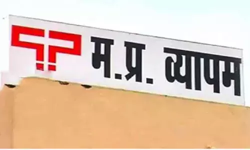 Vyapam कार्यालय के बाहर प्रदर्शन, MP-TET परीक्षा को रद्द करने और आरक्षक भर्ती परीक्षा के जांच की मांग